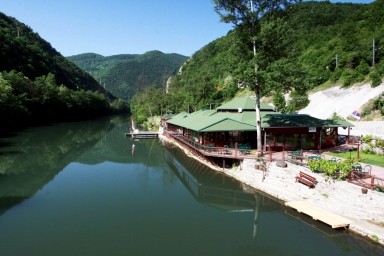 letní terasa restaurace DOM u řeky